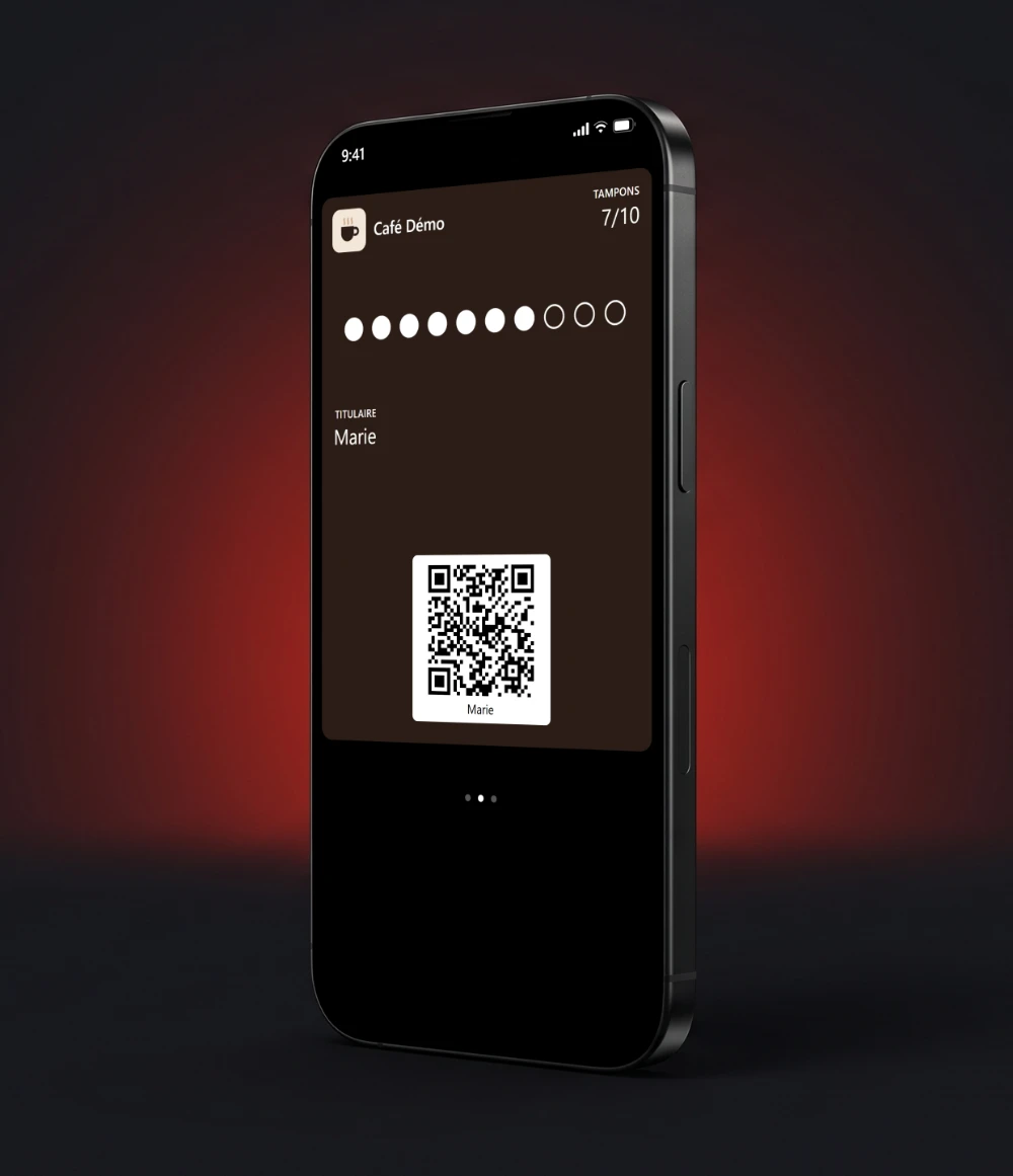 iPhone affichant une carte de fidélité Kardo dans Apple Wallet : « Café Démo », 7 tampons sur 10, titulaire Marie, avec le QR code à présenter en caisse.